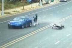 車線を変更する時はよく後方を確認しないとこうなる・・・