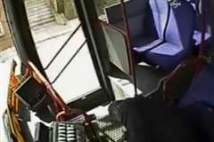 走行中にドライバーが気を失い舵を失ったバスが女性２人を撥ねる