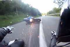 オイルを踏んだか？・・・走り屋ライダーがコーナーで自爆