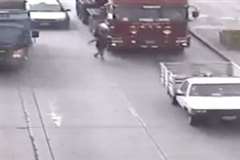 大型トラックの前を小走りで横断しようとした女性が轢かれて死亡