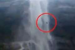 落差190メートルの滝の上から飛び降り自殺をしたカップル