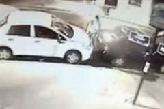 暴走車が駐車車両に激突し駐車車両の間にいた男性が・・・