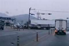 大型トラック同士の激しい衝突事故