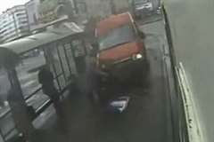 バス停に暴走車が飛び込み2人死亡