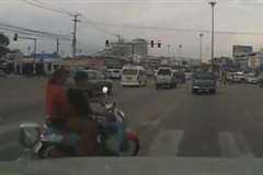 2人乗りのバイクが道路端から車線をまたいで強引に右折しようとした結果・・・