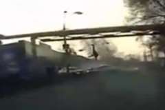 車とバイクが衝突しノーヘルだったバイクの2人が死亡