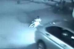 確認不足の車がバックで少女を轢く