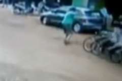 2人乗りのバイクが高齢者の男性を撥ね逃走