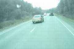 猛スピードで追い越しをかけた車が勢いあまって前走車に追突！