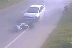 走行中のバイクを後方から撥ね飛ばす車