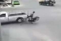 交差点を通過中のピクアップトラックに突っ込んでいくバイク