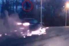 左折しようとしたバイクが対向車に撥ね飛ばされライダー即死