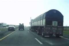 2車線道路で併走する前走車に痺れを切らせ車線外から追い越しを仕掛けたところ・・・