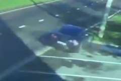 時速170キロで電柱に激突する日産GT-R