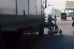 トラックと接触し転倒したスクーターの運転手が・・・