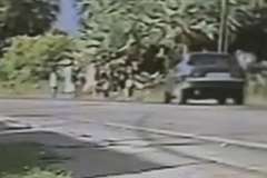 道路端を歩いていた家族5人が正面から来た車に撥ね飛ばされる