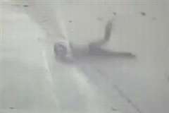 バイクと車が衝突し宙に放り出されたライダーが・・・