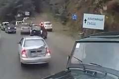 ブレーキの故障で玉突き事故を起こしたトラック