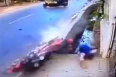三輪タクシーとバイクが衝突・・・バイクの２人は用水路へと投げ出され橋に激突！
