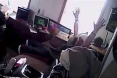 完全に降伏状態の男性に警察犬「K9」が襲い掛かる恐ろしい映像