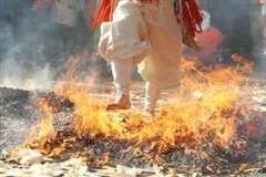 火渡りの儀式で転倒した男性が全身の70％に火傷を負い死亡