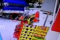 バイクと衝突したトラックがライダーごとバイクを踏み潰し逃走