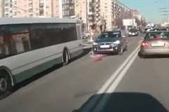 バスに乗るために急いで道路を横断しようとした結果・・・