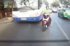 スクーターでバスを追い越させまいと意地悪していたら・・・