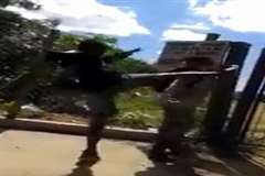 顔面にハイキックを食らい痙攣しだす少年