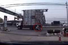 トラックが破壊し落下した標識が通りかかった自転車に直撃する