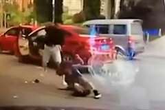 車から女性を引きずり降ろし暴行を加える男