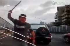 交通トラブルで相手の車を執拗に攻撃する男