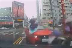 交差点を曲がりきれなかった車が信号待ちのスクーターを撥ね逃走