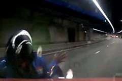 トンネル内を走行中のバイクに車が追突する