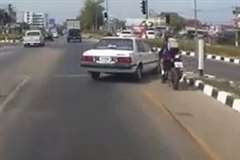 標識を無視した車にバイクが激突する