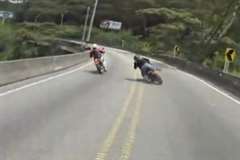 ツーリング中にコーナーで自爆するバイク