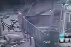 荷台から積荷がはみ出した状態のトラックが左折をしたところ・・・