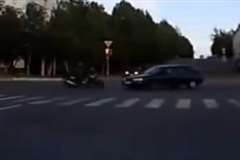 交差点内で車とバイクが衝突！・・・身近で起こりそうな事故動画ほど怖い