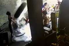 整備工場でタイヤが爆発し男性の顔面に直撃！