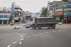 信号無視のダンプカーが乗用車の側面に激しく衝突する