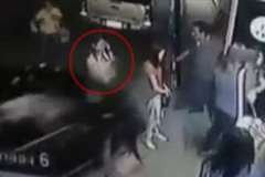 暴走車が女性を車と壁との間に押し潰す