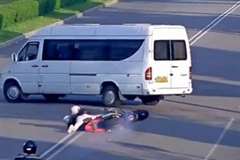 道路をUターンしようとしたバンに後続のバイクが対応しきれず・・・