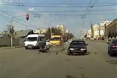 交差点内で信号無視の車がバイクを撥ね逃走