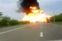 黒煙を巻き上げ炎上していたトラックが大爆発を起こす