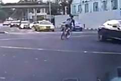 交通量が多い交差点を自転車が強引に右折しようとした結果・・・