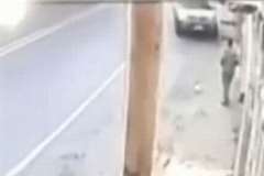 何という不運・・・男性が家から外に出た瞬間暴走車が！！