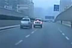 追い越しを妨害されていた車が仕返しをした結果・・・